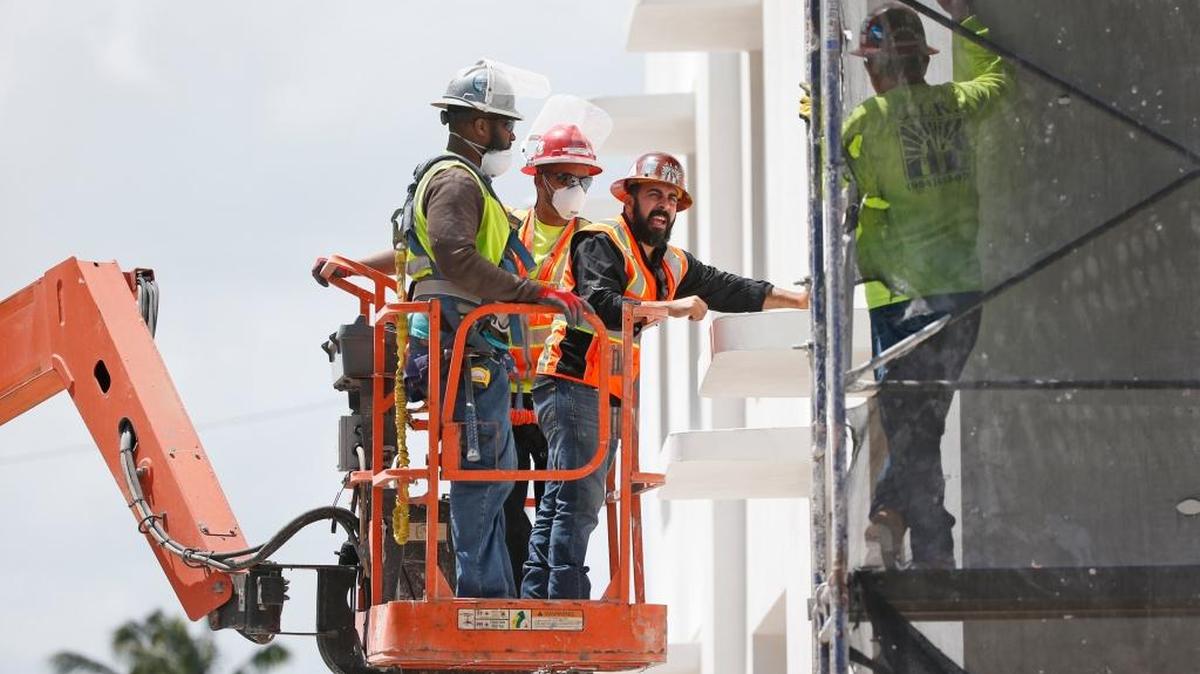 Trabajadores en la construcción de un edificio de Miami Beach.