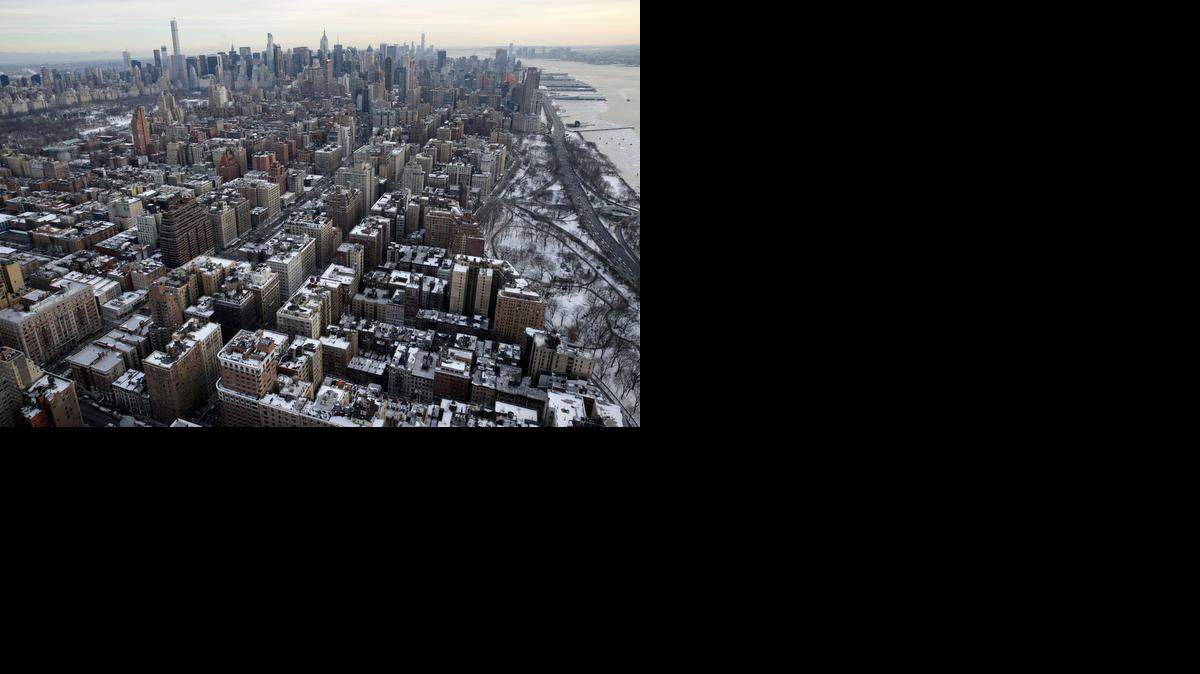 
El precio de los alquileres en Nueva York aumentó dos veces más rápido que los ingresos de los ciudadanos entre 2000 y 2013, subrayó el sitio especializado citando la Oficina de Censos.
