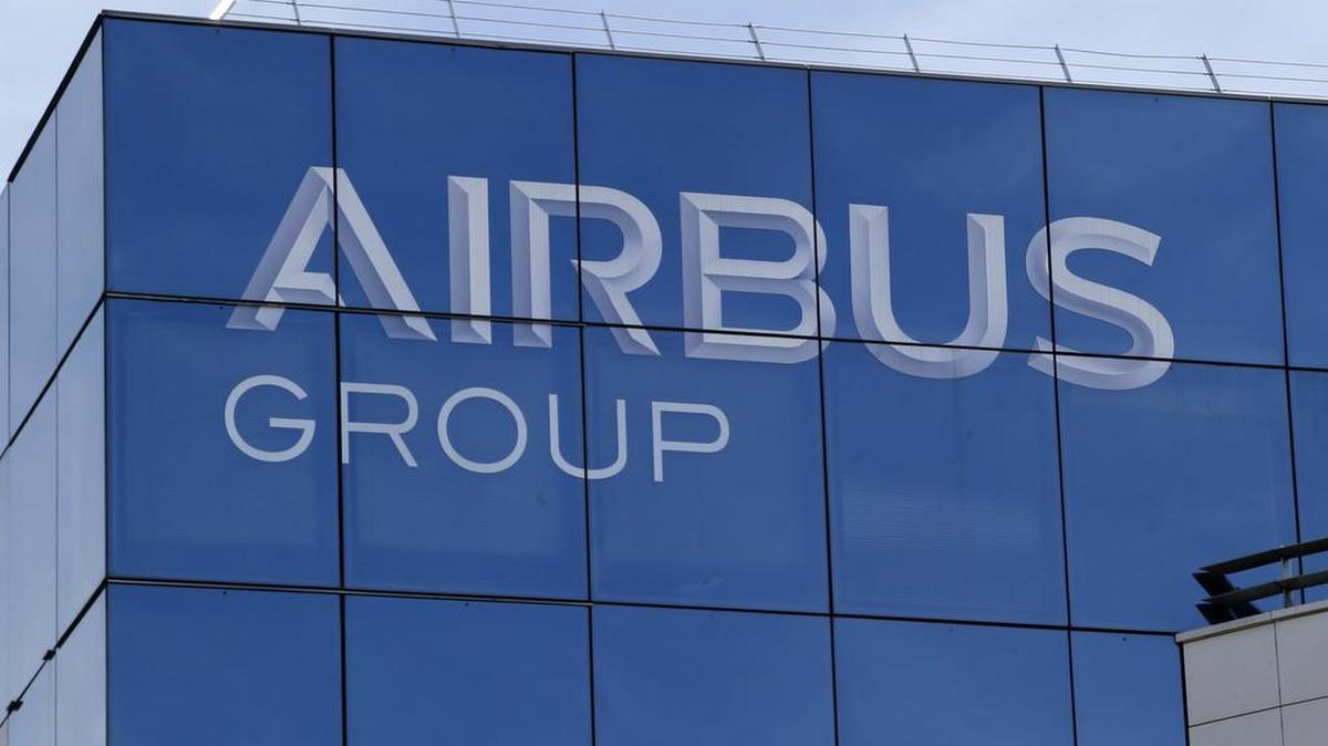 Airbus instalará a partir de 2019 nuevas cajas negras en los aviones de su gama de larga distancia A350, una de las cuales será “desplegable” para flotar en la superficie del agua en caso de desaparición del aparato en el mar, anunció la empresa.