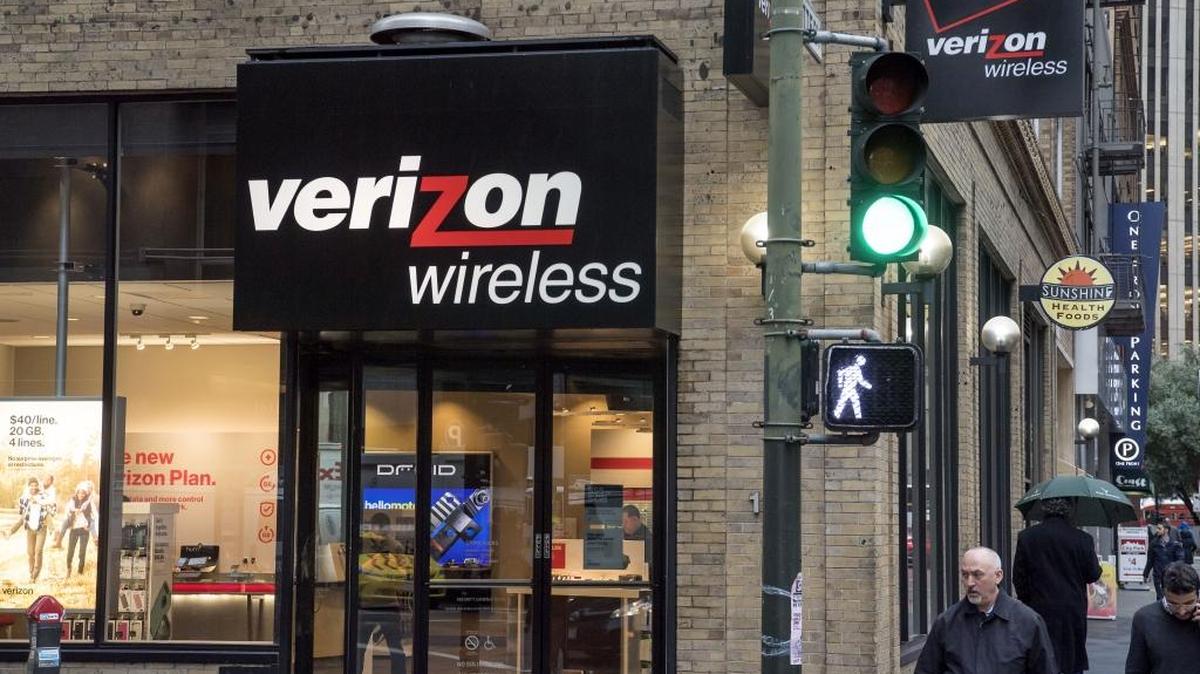 Verizon está intentando ampliar su mercado más allá de la telefonía fija o móvil, incluyendo la liquidación de redes de telefonía fija e incursiones en servicios de internet a través de AOL.
