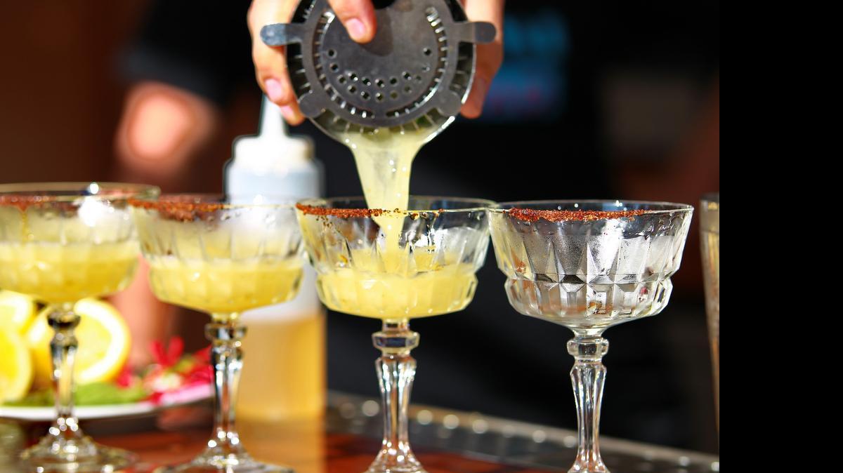 
Isaac Grillo, jefe de barra de Repour Bar de Miami, sirve su creación "I'm In Love With The Mojo" elaborado con el tequila Casa Dragones Blanco.


