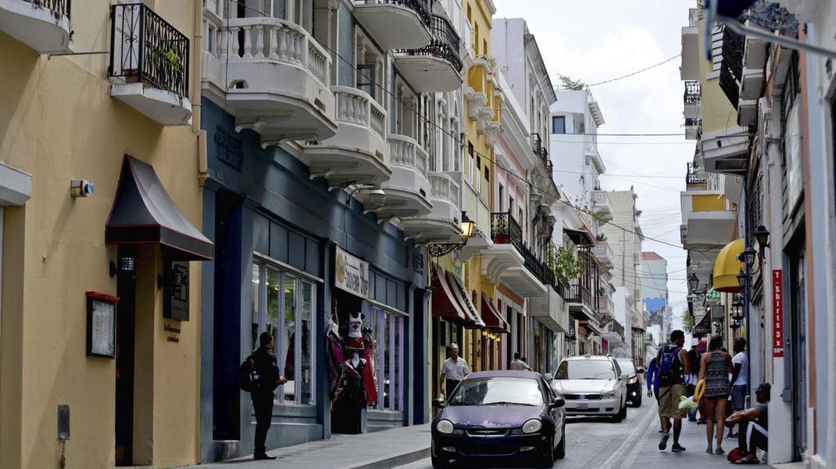 Algunas personas caminan por la calle Fortaleza del Viejo San Juan, en Puerto Rico en esta foto de archivo.