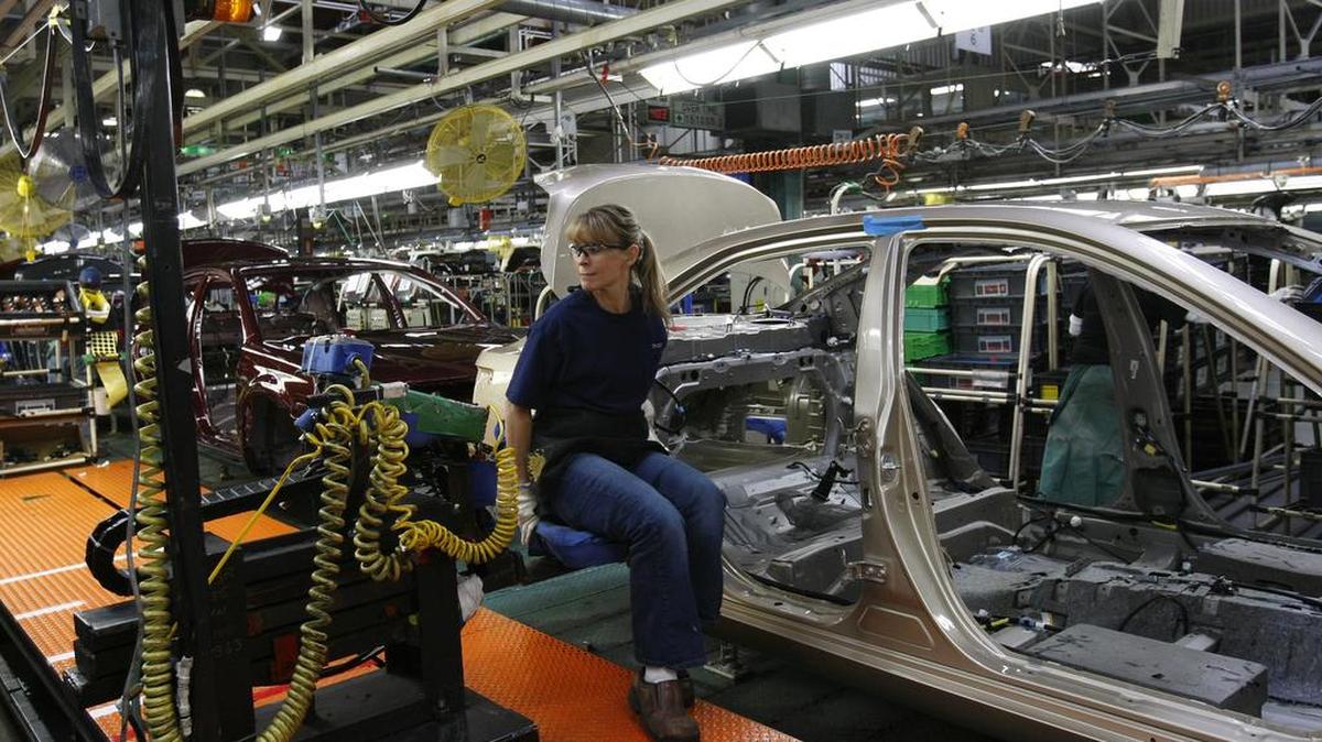 Melissa George, empleada de una planta de Toyota en Kentucky, trabaja en una línea de ensamblaje del Toyota Camry en abril del 2017.