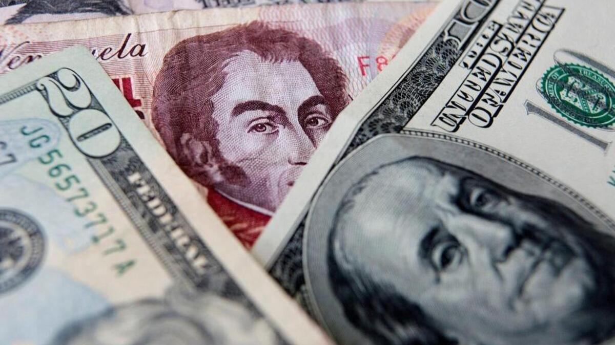 El “dólar negro” en Venezuela superó este jueves los 20,000 bolívares por unidad, lo que representa una devaluación de 95% para la moneda nacional en el último año. Foto de archivo.
