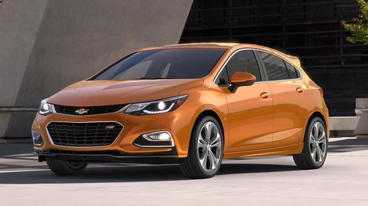 Los tres grandes de Detroit, GM, Ford y FCA, presentarán novedades que llegarán a los concesionarios en los próximos meses. GM ya avanzó el viernes imágenes del Chevrolet Cruze Hatch 2017, un nuevo modelo que saldrá a la venta en EEUU en el tercer trimestre del 2016.