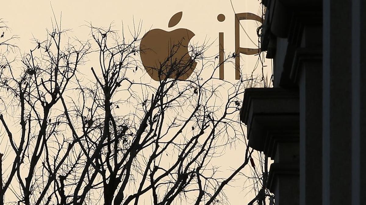 Un cartel promocional de Apple en una calle de Milán. Italia.