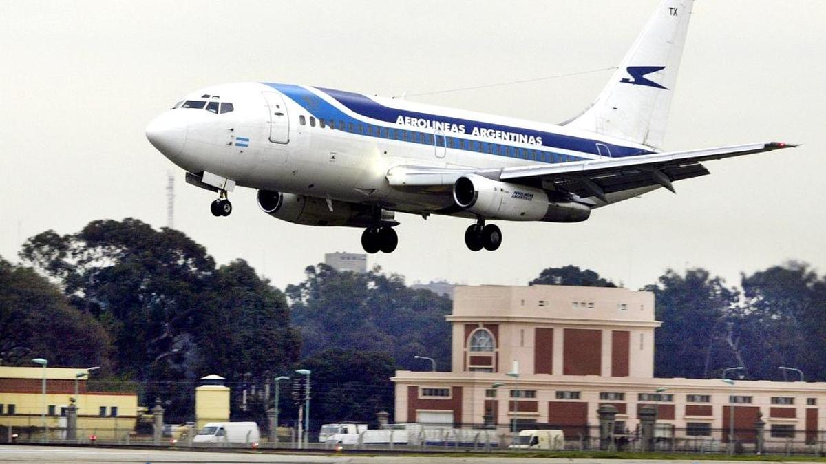 Portavoces de Aerolíneas Argentinas, la única compañía del país que ofrece vuelos directos a Venezuela, dijeron que no se sabe cuándo volverán a vender pasajes. Foto de archivo