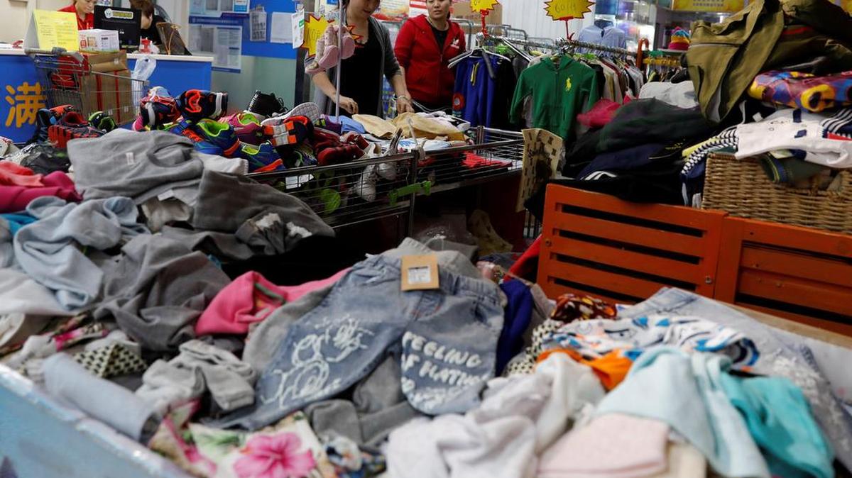Ropa a la venta en una tienda en un centro comercial en Pekín (China) hoy, 18 de septiembre de 2018.