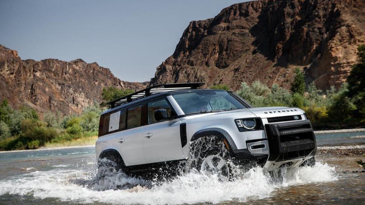 El nuevo Land Rover Defender no es un SUV común, ya que tiene componentes resistentes y fuertes capacidades todoterrenos y que lo ayudan a estar a la altura de su legado de llevarlo a cualquier parte.