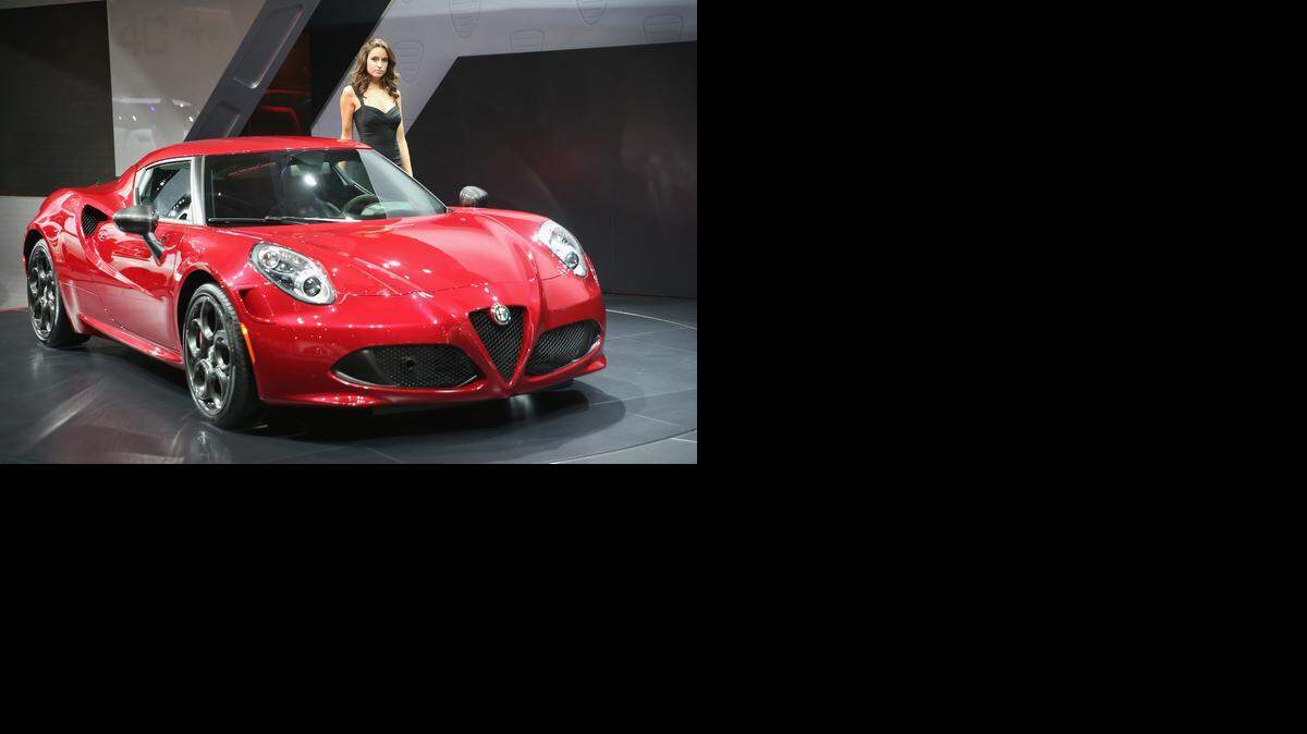 
 Ali Abela muestra el new Alfa Romeo 4C coupe durante un encuentro con la prensa previo a la inauguración del North American International Auto Show (NAIAS) en Detroit.


