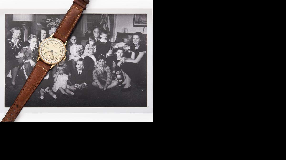 
El reloj de FDR junto a una foto del presidente de los EEUU junto a su familia usando el reloj que le obsequiara Tiffany.
