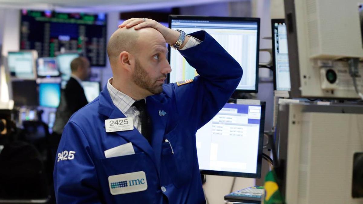 El especialista Meric Greenbaum observa el lunes con preocupación el movimiento bursátil, en la Bolsa de Valores de Nueva York. Los mercados de valores del mundo sufrieron fuertes caídas.