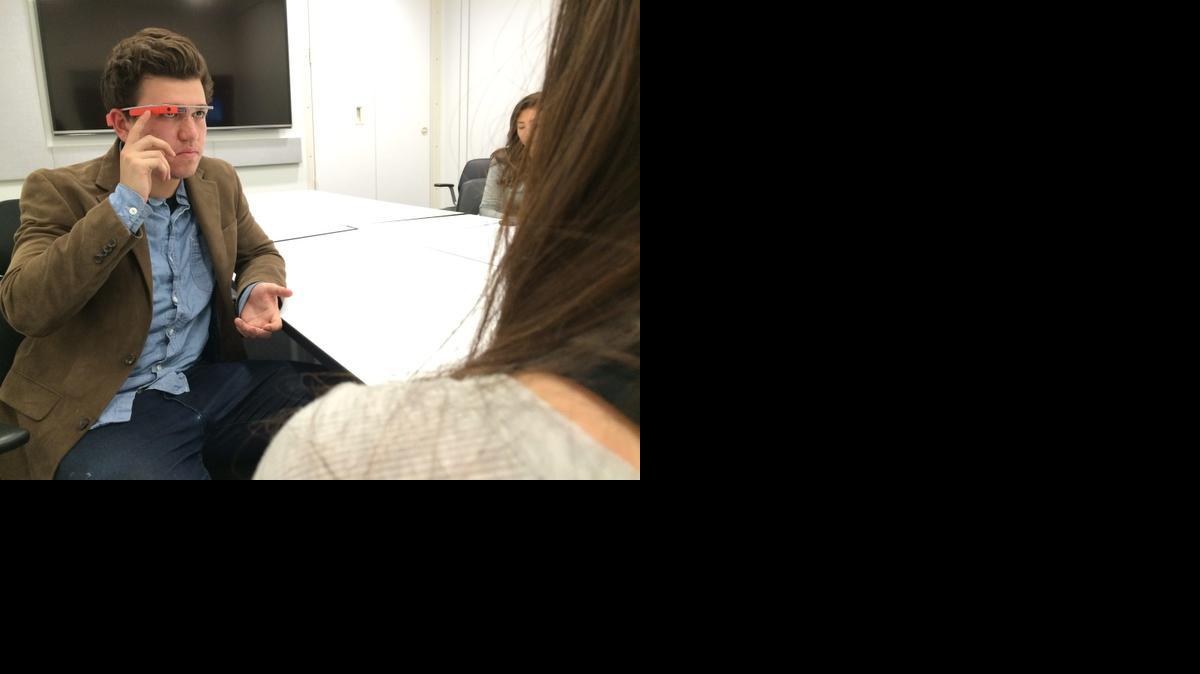 
Un voluntario de la Universidad del Sur de California se presta para probar el “Glass Genius” la aplicación nacida en la facultad de periodismo.
