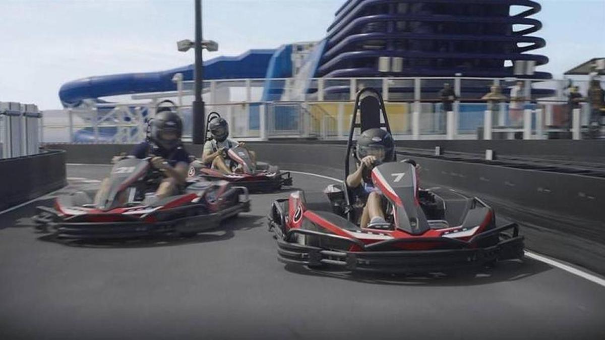 La atracción estrella del barco con capacidad para 4,000 pasajeros será una pista de carreras de 1,000 pies de largo, con dos niveles a lo largo de los pisos superiores por donde correrán los conductores.