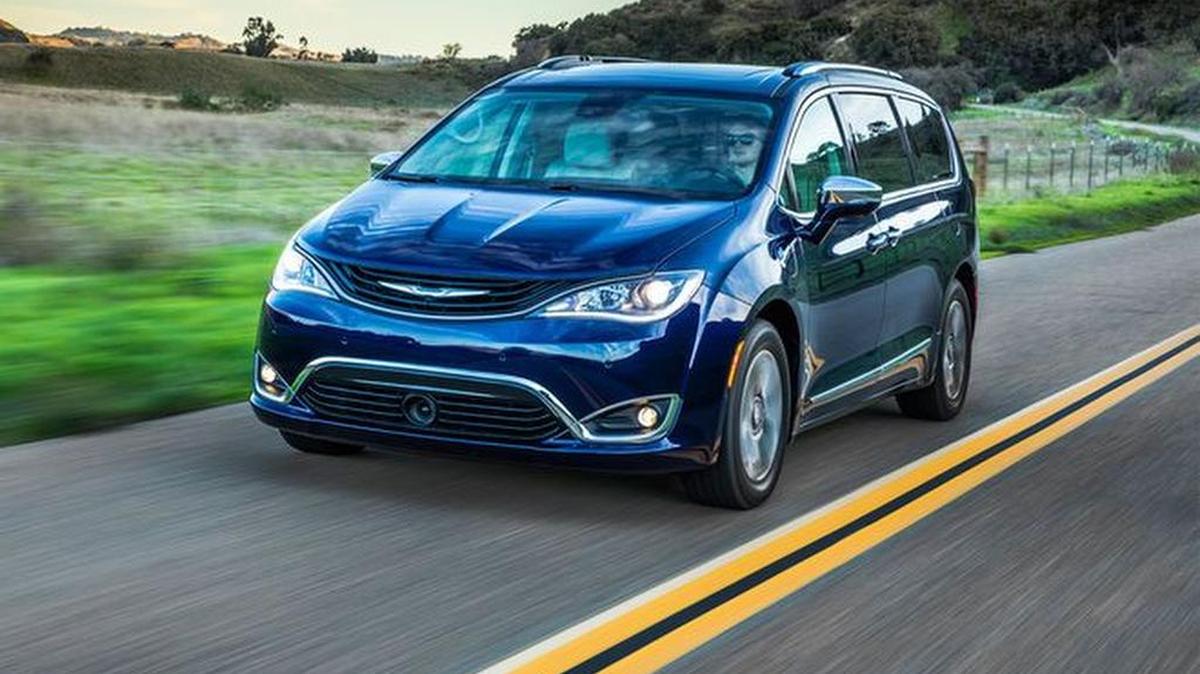 El Pacifica Híbrido del 2018 es un auto que no puede pasar inadvertido en las carreteras.