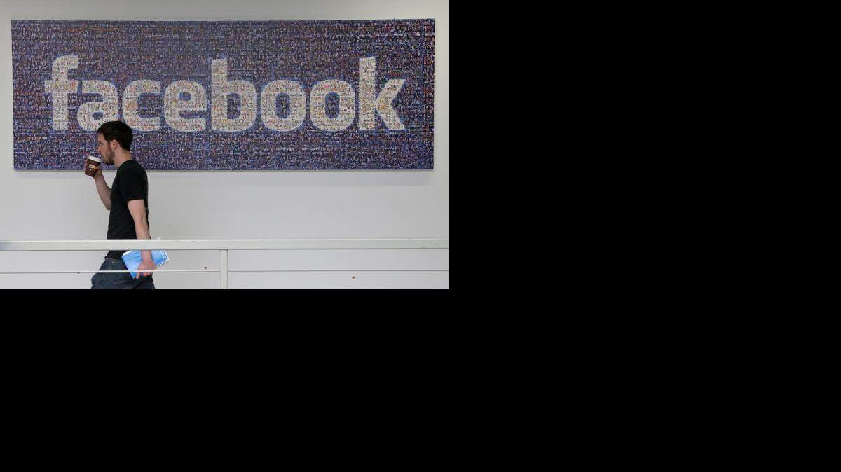 
Facebook esta dando más opciones a los usuarios para elegir qué pasa con las cuentas después de la muerte. En la foto, un empleado en la sede de la compañía en Menlo Park, California. 
