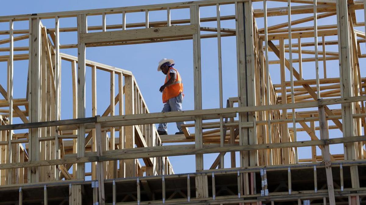 Un obrero trabaja en la construcción de un edificio de apartamentos y comercial en Nashville, Tennessee.