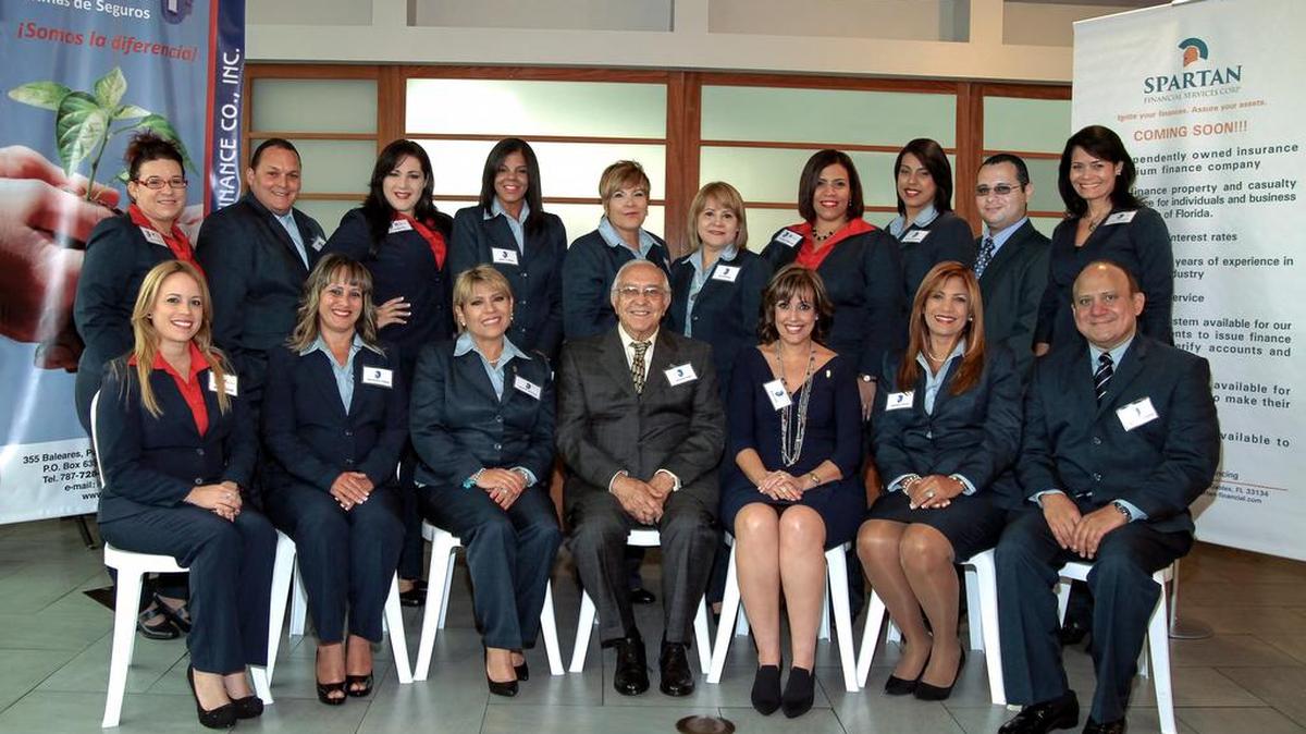 La presidenta de Spartan Financial Services Corp., Elena León (3 der. primera fila), posa junto al equipo de United Insurance Finance.