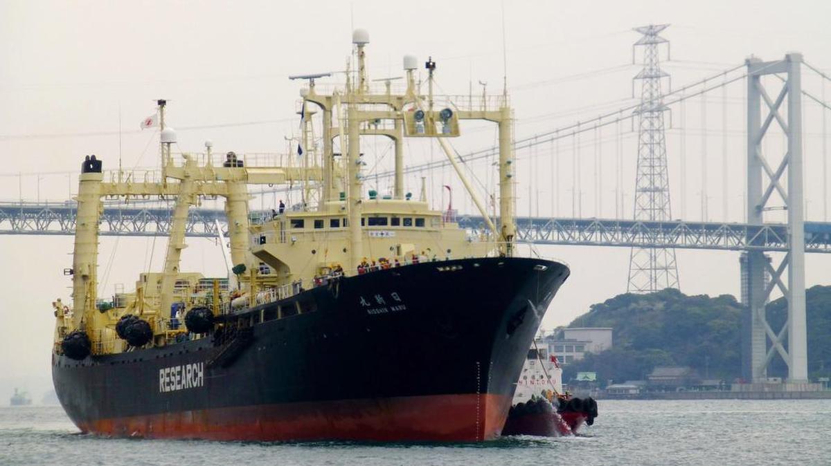 Un buque comercial regresa a puerto en Shimonoseki, al occidente de Japón