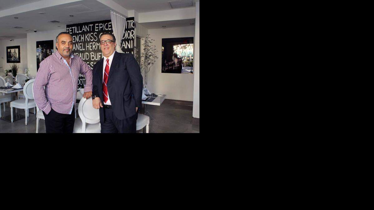 
Chico Castillo (izq.), de Gypsy Fusion, junto al empresario Sophien Bennaceur, en el restaurante La Terrasse, en Miami Beach, el primero de 10 que piensan abrir en sociedad en Estados Unidos. 
