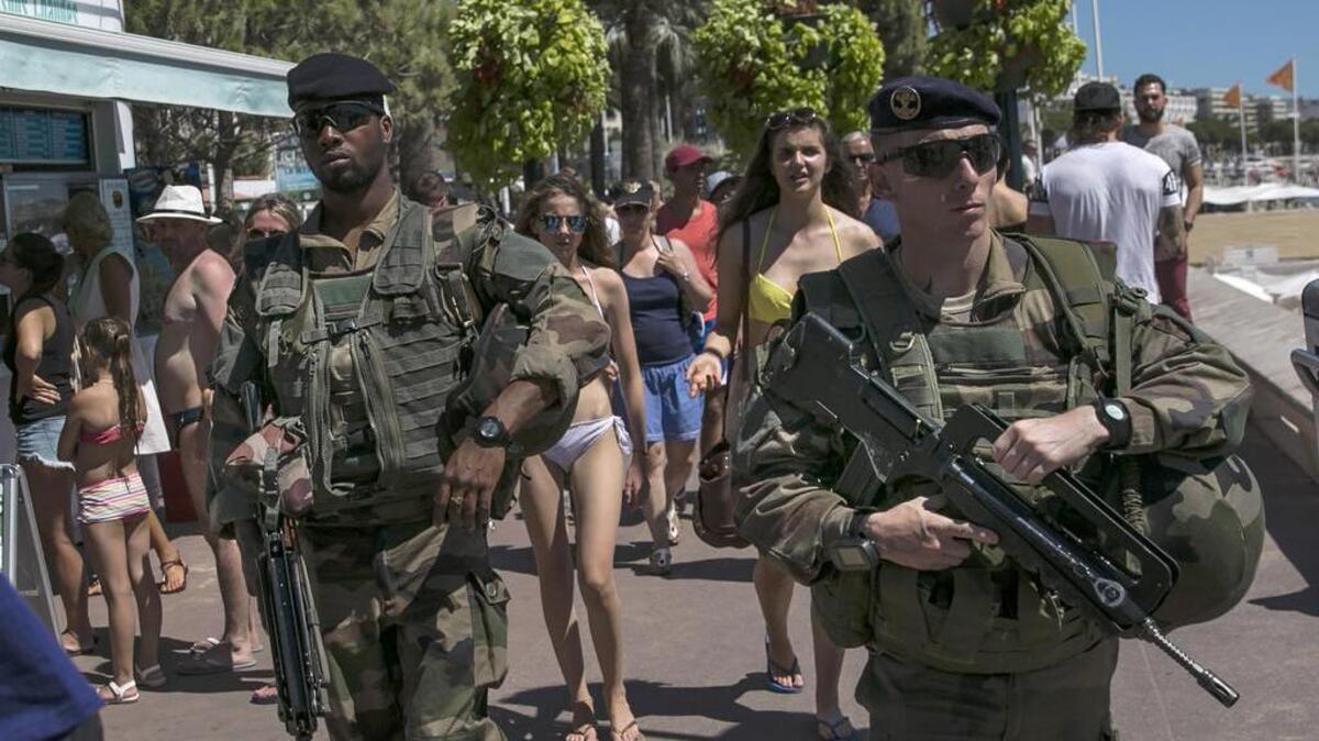 Soldados frances patrullan el Paseo de los Ingleses, en la ciudad de Cannes.