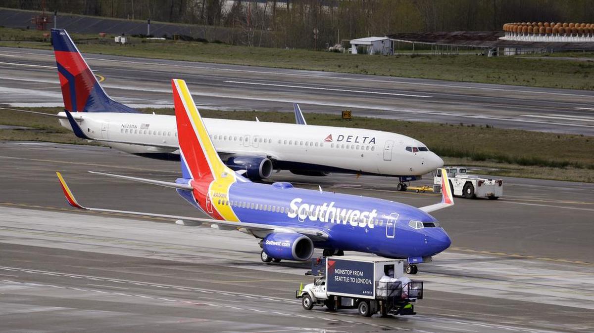 Un avión de la compañía Delta es remolcado en el Aeropuerto Internacional Seattle-Tacoma, en Seattle.