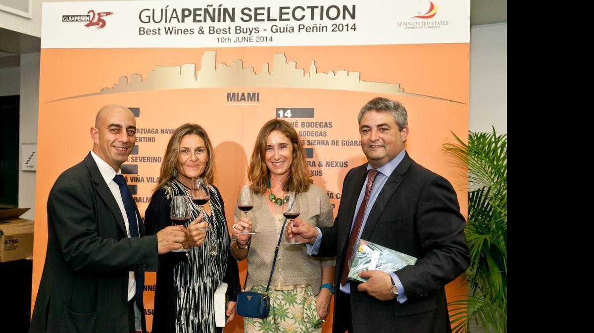 
A la izq., Javier Pérez-Palencia, director ejecutivo de la Cámara de Comercio de España en Estados Unidos, comparte con miembros de Guía Peñín, principales patrocinadores de la exhibicion SAVBOR, en el 2014.
