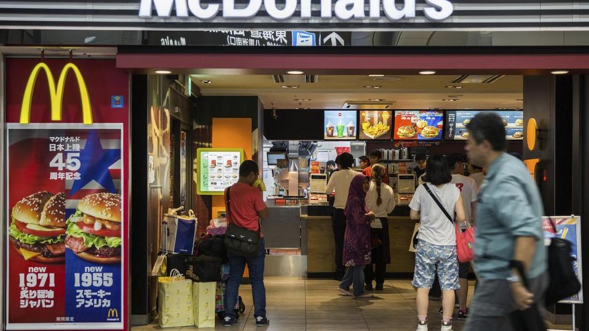 Foto de archivo de un restaurante McDonald’s en Tokio el 21 de julio de 2016. La cadena de comida rápida estadounidense anunció el viernes 16 de junio de 2017 el fin de su contrato de patrocinio con el Comité Olímpico Internacional (COI). McDonald’s ha sido el restaurante oficial de los Juegos Olímpicos desde 1996.