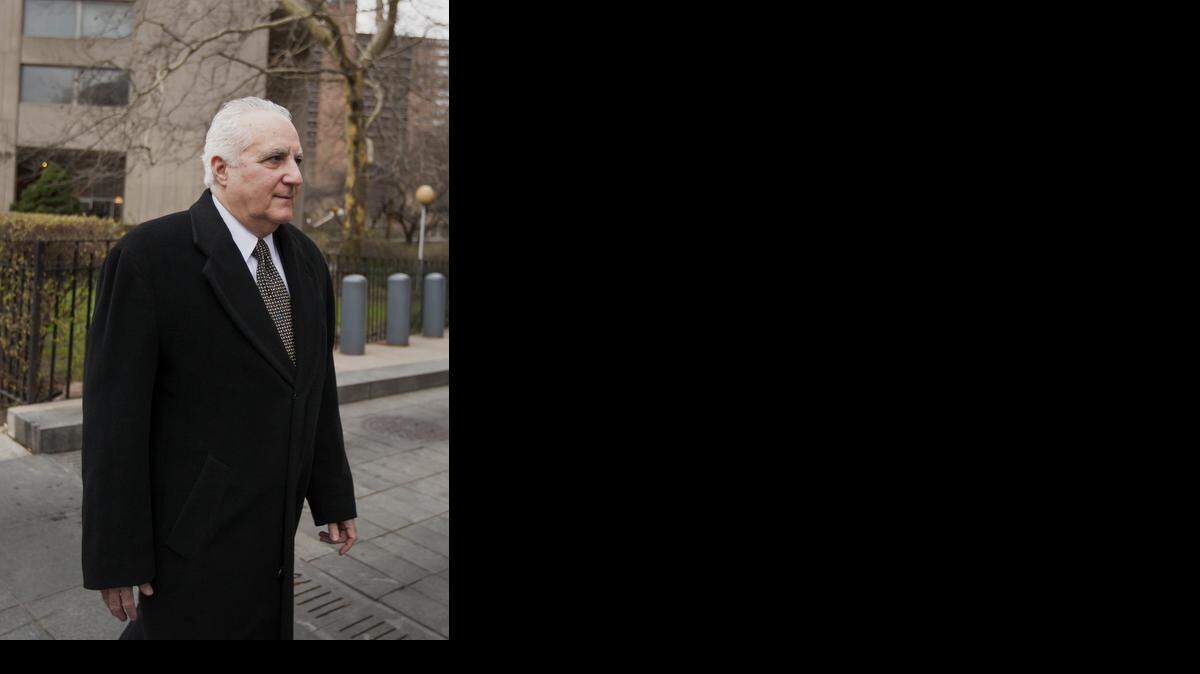 
Daniel Bonventre, ex director de operaciones para Bernard L. Madoff Investment Securities LLC, arriba a la Corte Federal de Nueva York el lunes.


