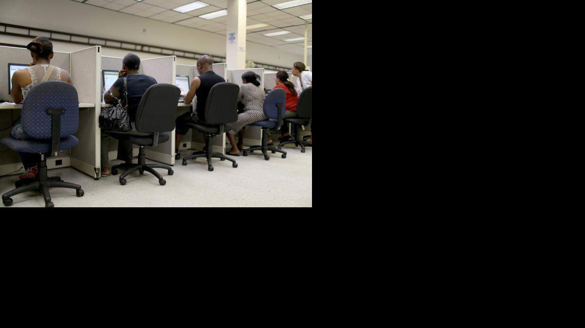 
Un grupo de personas busca empleo en CareerSource Florida el pasado 1º de agosto en Miami
