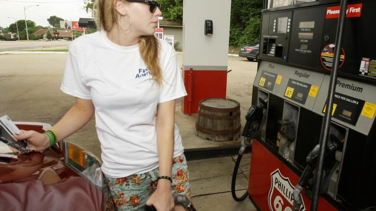 Susan Bridges llena el tanque de su vehículo en una estación de gasolina de Little Rock, Arkansas. En abril pasado, los precios de la energía siguieron en la senda de la recuperación y avanzaron un 3.4%. Foto de archivo.