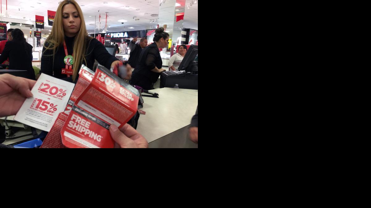
Los compradores en una tienda JCPenney en Glendale, California, Usan cupones de descuento el Viernes Negro.
