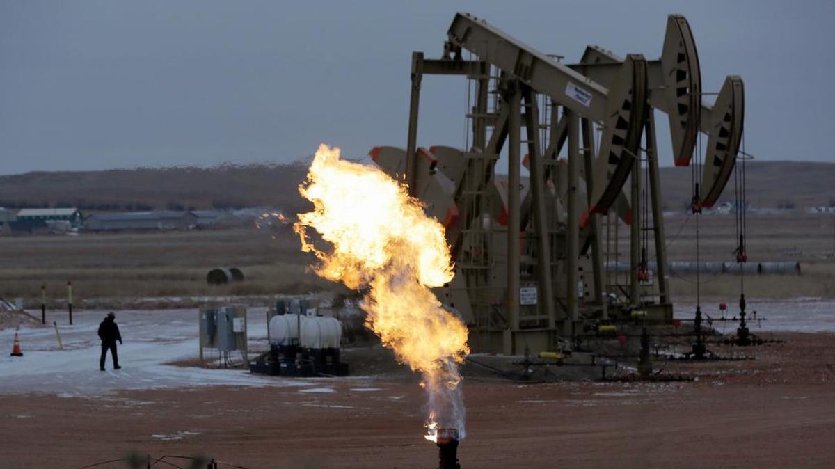 Un trabajador inspecciona unas bombas de extracción de petróleo, cerca de Watford City, Dakota del Norte.