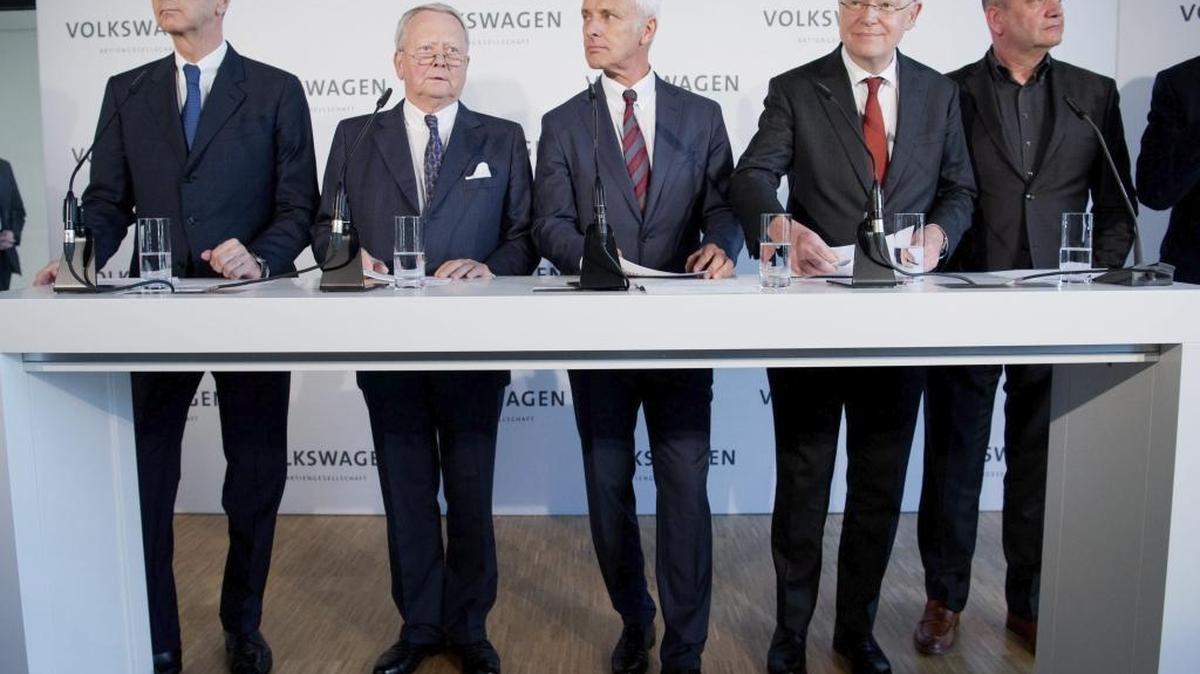 El presidente de Volkswagen, Matthias Müller (cen.), junto a directivos de la empresa, durante una rueda de prensa en Wolfsburgo, Alemania, el viernes.