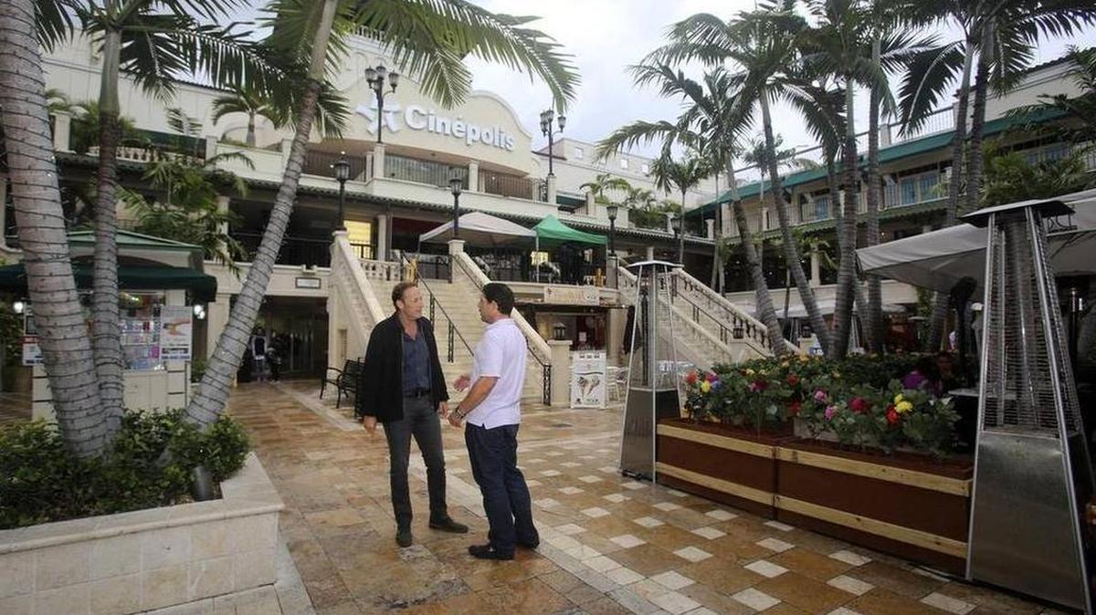 Michael Comras (izq.), y Chris Weilminster hablan en el patio casi vacío del centro comercial CocoWalk, en Coconut Grove, en enero. Comras is el CEO y principal de Comras Company, en Miami Beach; Weilminster es el vicepresidente ejecutivo de Federal Realty Investment Trust. Ambos planean transformar a Coco Walk.