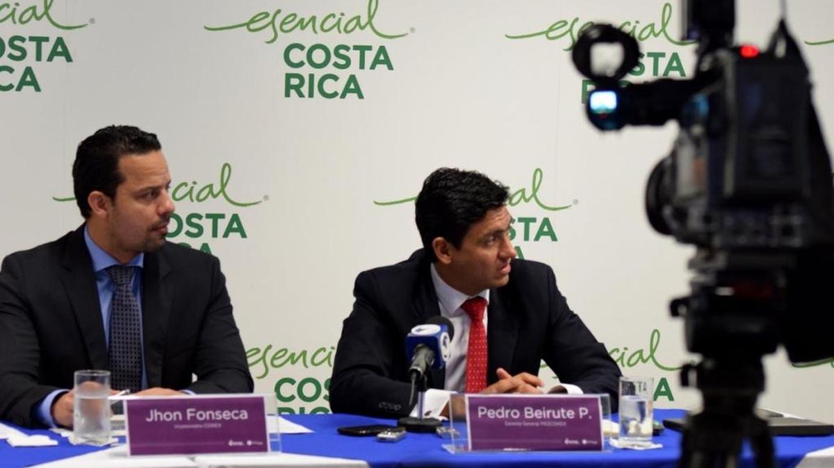 Jhon Fonseca, viceministro de Comercio Exterior de Costa Rica (izq.), y Pedro Beirute, gerente general de Procomer, en una conferencia de prensa el martes.