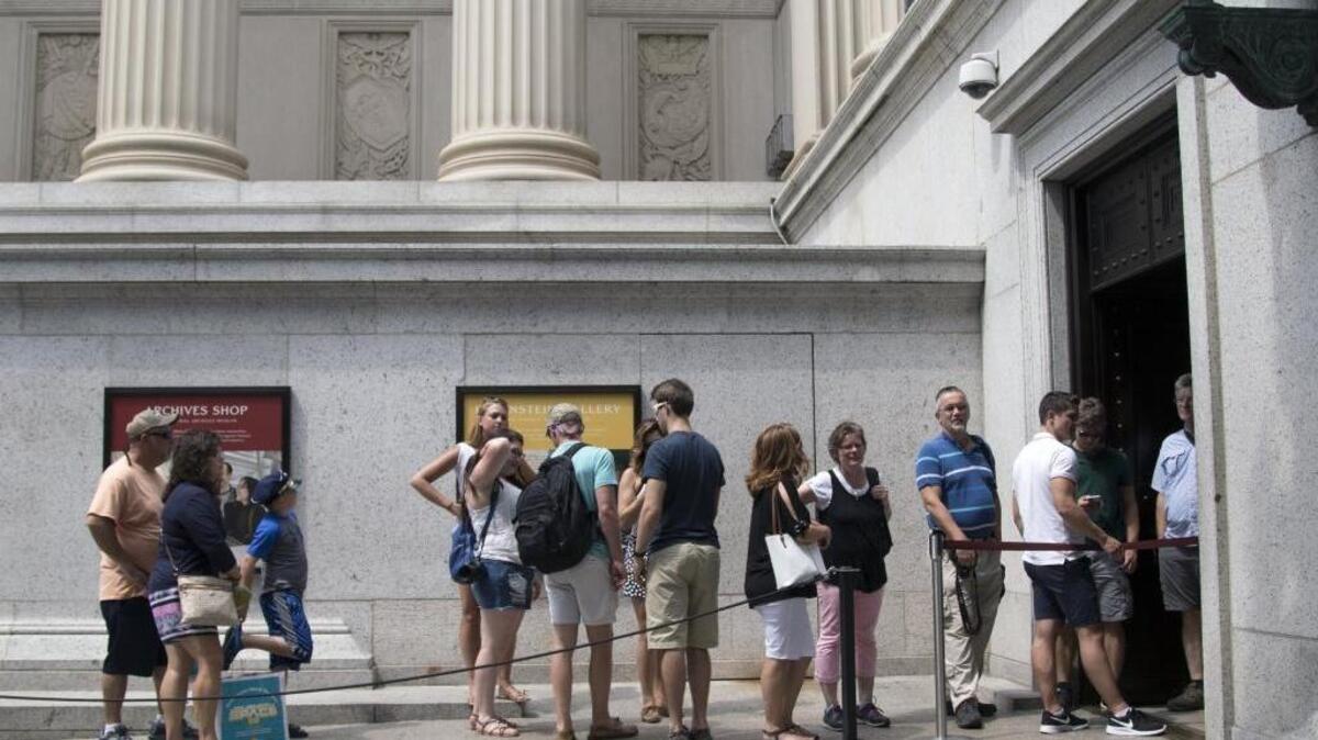 Turistas hacen fila para entrar a ver el acto de la Declaración de Independencia en Washington, en junio.
