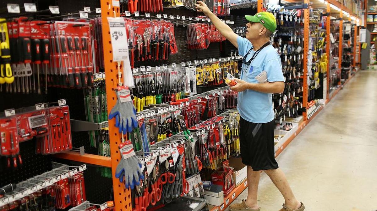 
Ari Rodríguez busca herramientas en un almacén de Home Depot en Miami el martes. El balance del semestre de la cadena es muy satisfactorio.
