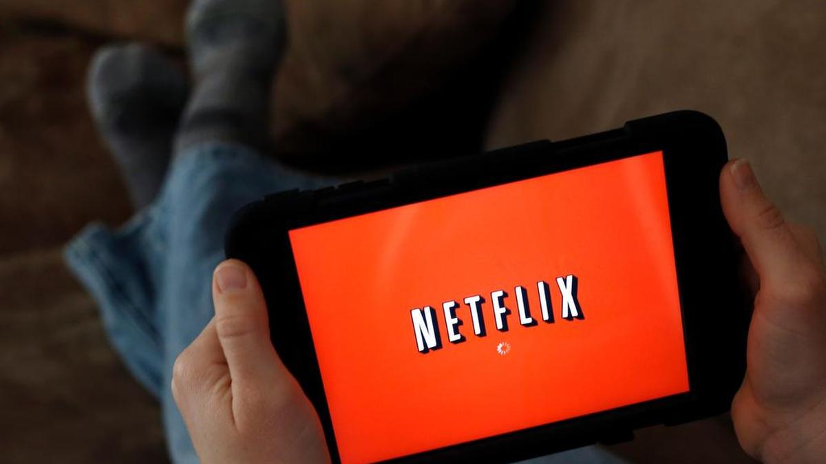 Una persona muestra Netflix en una tableta, en North Andover, Massachusetts.