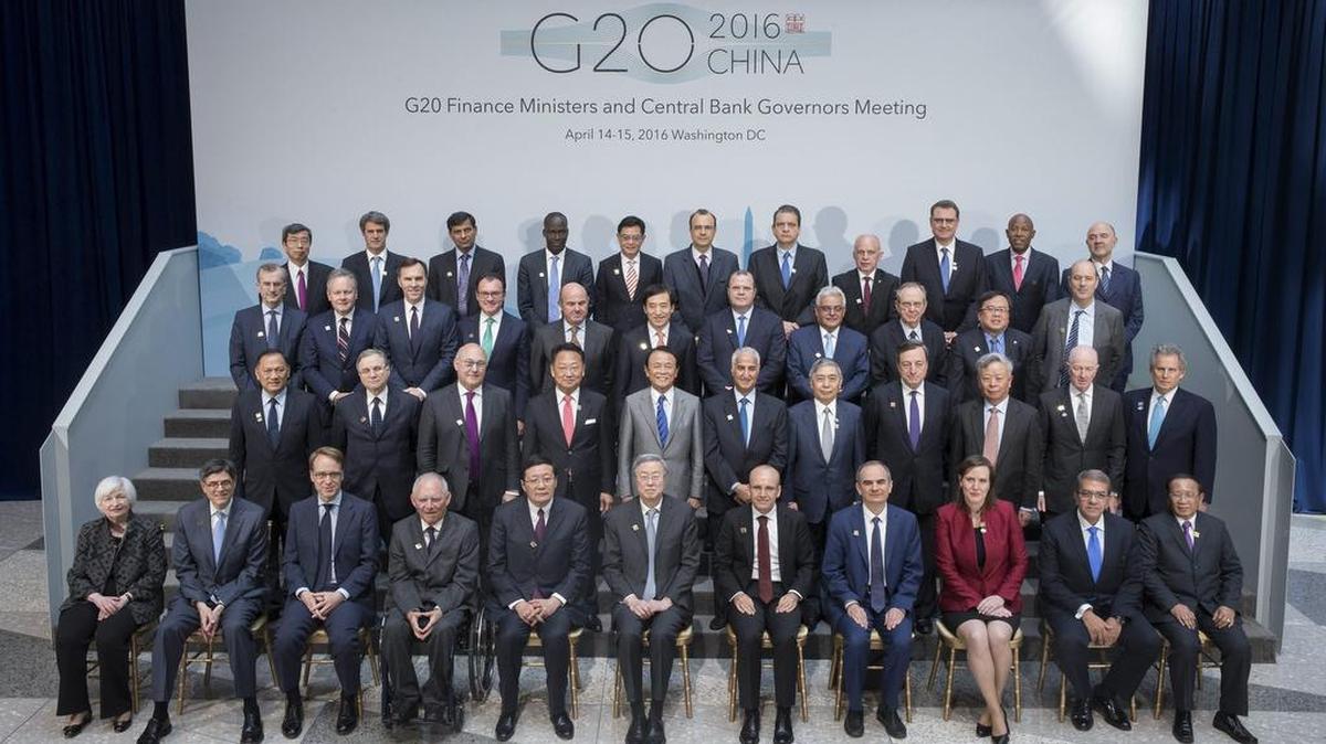 Los ministros de Finanzas de las primeras 20 economías del mundo posan el viernes para una foto en la sede del FMI en Washington.