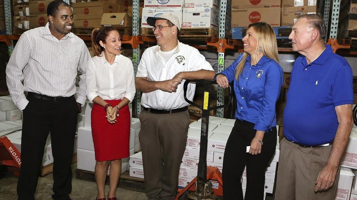 El dueño y presidente de Nital Trading Company George Hernández (centro) junto a su hija Vanessa Scaglia (der.), quien trabaja junto a Hernández en la dirección de la empresa.