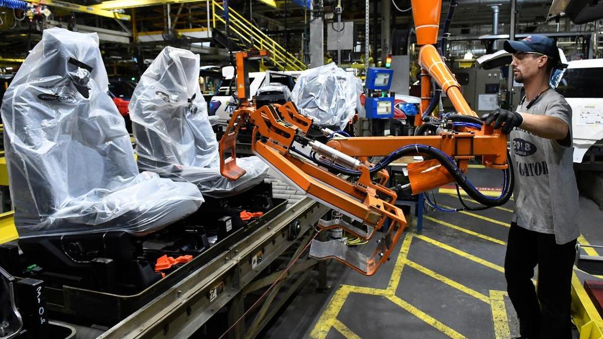 Un trabajador ensambla una camioneta Ford en la planta de camiones Ford Kentucky, en Louisville.