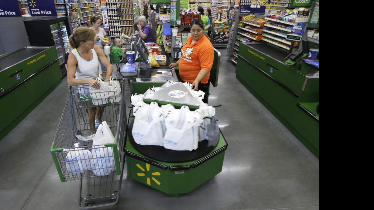 
Una clienta paga las compras en un supermercado walmart en Bentonville, Arkansas.

