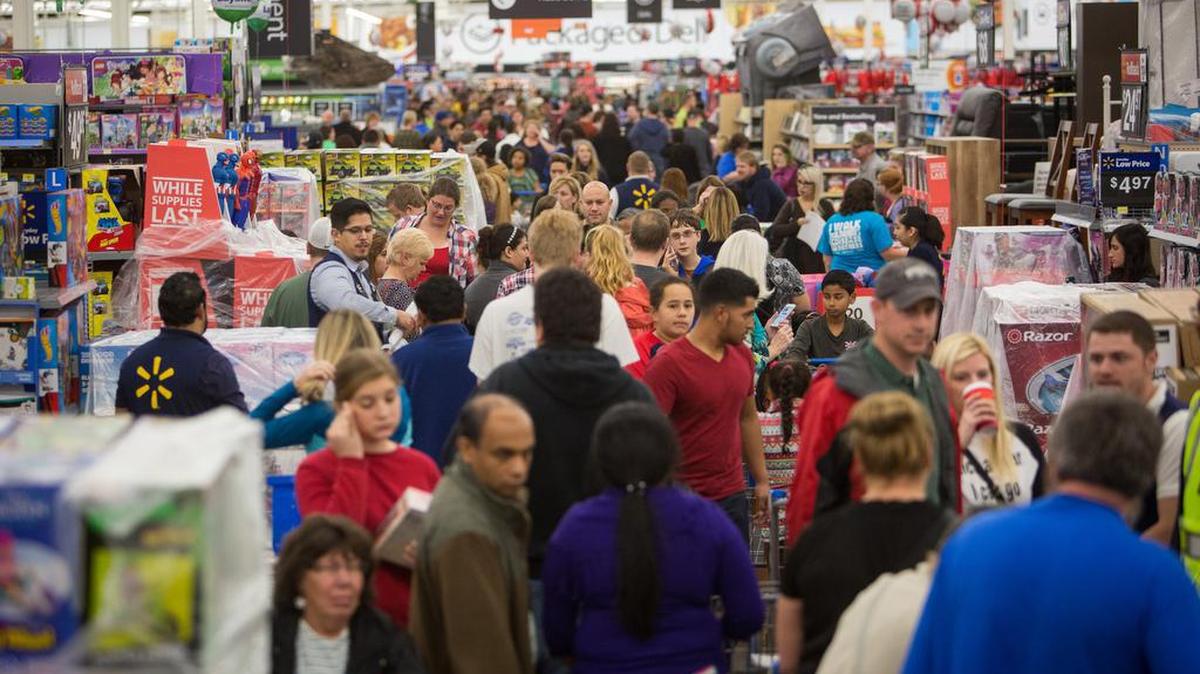 Clientes realizan compras en un Walmart en Rogers, Arkansas, el 26 de noviembre del 2015.