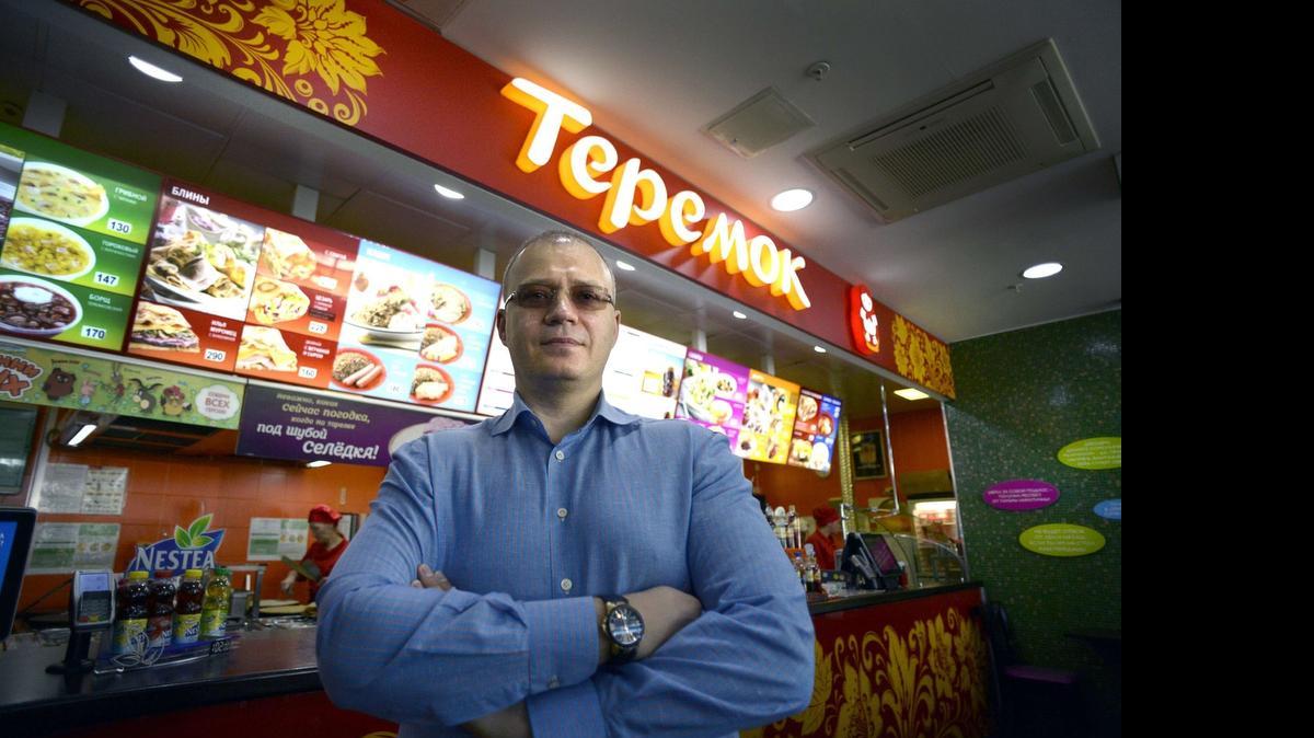 
El fundador de la cadena de comida rápida Tepemok, Mijail Gontcharov, en uno de sus restaurantes en Moscú, el miércoles. La cadena anunció que proyectan abrir dos restaurantes en un barrio del centro de Manhattan entre octubre y noviembre.


