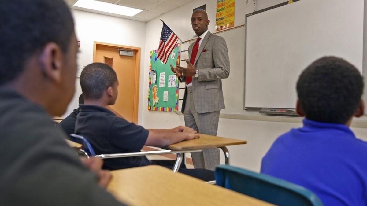 Wayne M. Messam, alcalde de Miramar, habla el 3 de marzo en el programa 100 Hombres Afroamericanos en la escuela Frank C. Martin, sobre el “BOLD”: bendecido, Bendito, Obligado, Liderazgo, y atreverse a ser grande.