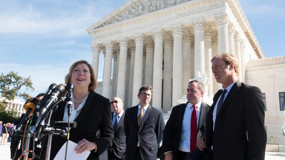 La abogada de Samsung, Kathleen M. Sullivan, habla con periodistas el martes en las afueras del Tribunal Supremo de Estados Unidos, en Washington, sobre el litigio entre esa empresa y Apple.