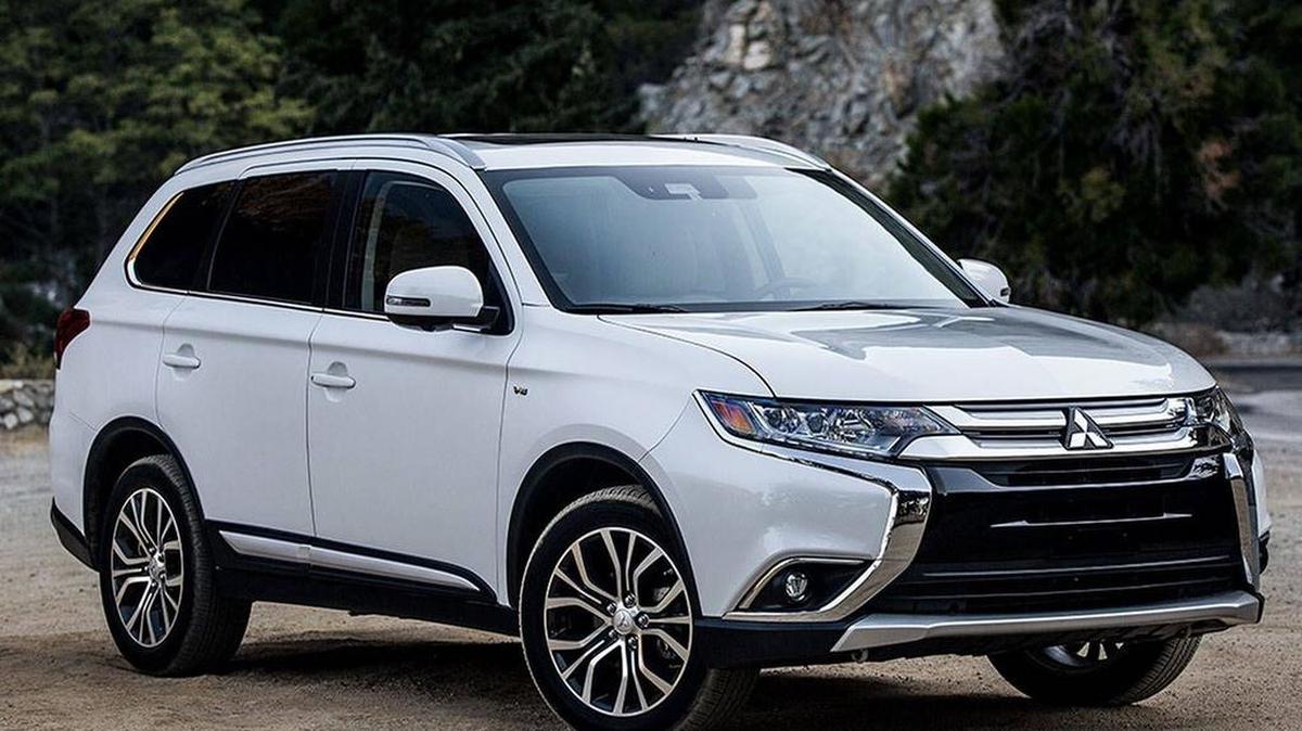El Outlander del 2019 es una opción más económica en el nutrido segmento de los SUV grandes de tres filas de asientos.