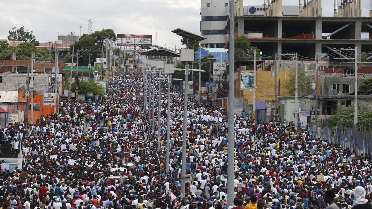 Por muchos días las protestas han inundado las calles y el país parece andar por inercia.