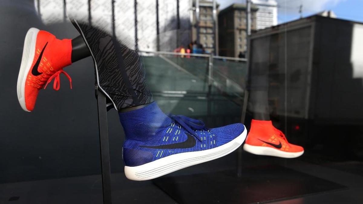 Zapatos deportivos de Nike son exhibidos el martes en una tienda en San Francisco. El fabricante de calzados anunció sus resultados financieros de los primeros nueve meses de su año fiscal 2016.